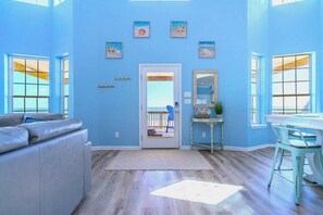 TV - Starfish Beachfront Swim-Up with HOT TUB (Surfside Beach)