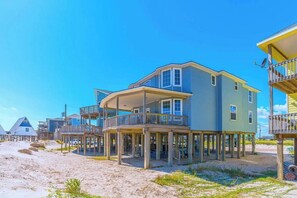 Exterior - Starfish Beachfront Swim-Up with HOT TUB (Surfside Beach)