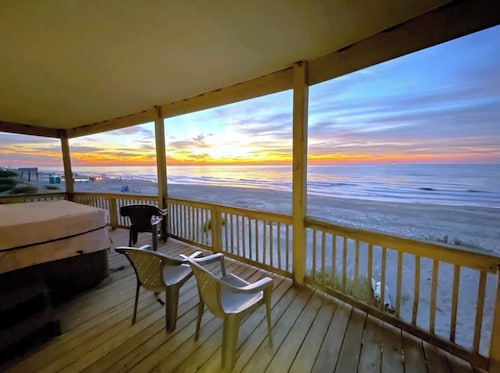 Starfish Beachfront Swim-Up with HOT TUB