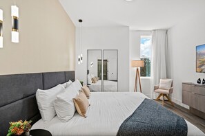 5 makuuhuonetta, työpöytä, silitysrauta/-lauta, vauvan matkasänky