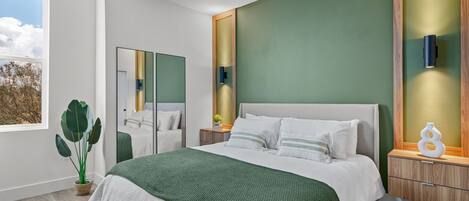 5 habitaciones, escritorio y tabla de planchar con plancha