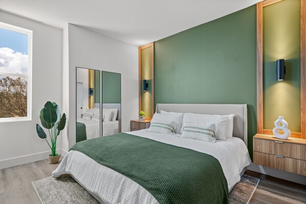 5 habitaciones, escritorio y tabla de planchar con plancha 