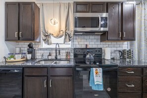 Kjøleskap, mikrobølgeovn, ovn og kokeplater