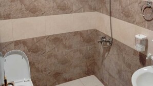 A bathroom with a toilet, bidet, and shower. - LULUAT ALTHURAYA SERVICED APARTMENT AQIQ (Riyadh)