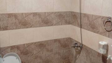 Suihku, hiustenkuivaaja, tohvelit, pyyhkeet