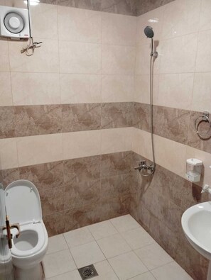 Dusj, hårføner, tøfler og håndklær