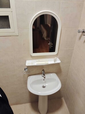 Dusche, Haartrockner, Hausschuhe, Handtücher