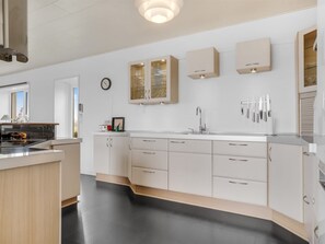 Kjøleskap, mikrobølgeovn, oppvaskmaskin og kjøkkenutstyr