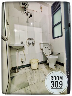 Habitación básica doble | Baño | Ducha, toallas y jabón