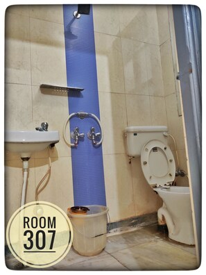 Basic Double Room | Bathroom - Shri Ganga View Guest House (Rishikesh)