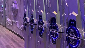 Een rij futuristische lockers met digitale schermen en LED-verlichting.