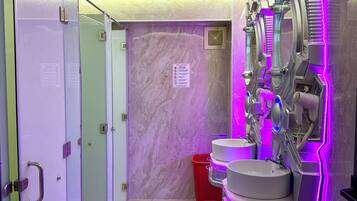 Regadera, pantuflas, toallas, jabón