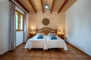 4 bedrooms, iron/ironing board, WiFi, bed sheets