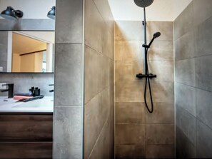 Douche, séchoir à cheveux, savon, shampooing