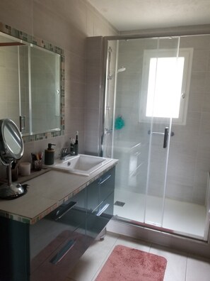 Shower, hair dryer, towels - Charming house with pool in Flayosc (Flayosc)