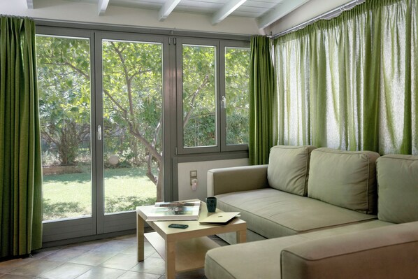 Smart TV, fireplace, stereo