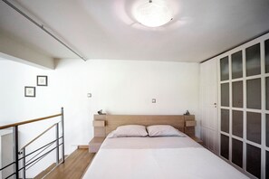 1 sovrum, värdeförvaringsskåp på rummet och skrivbord