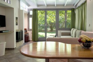 Smart TV, fireplace, stereo