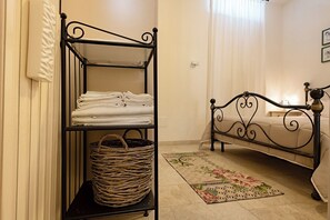 Rideaux occultants, fer et planche à repasser, Wi-Fi gratuit