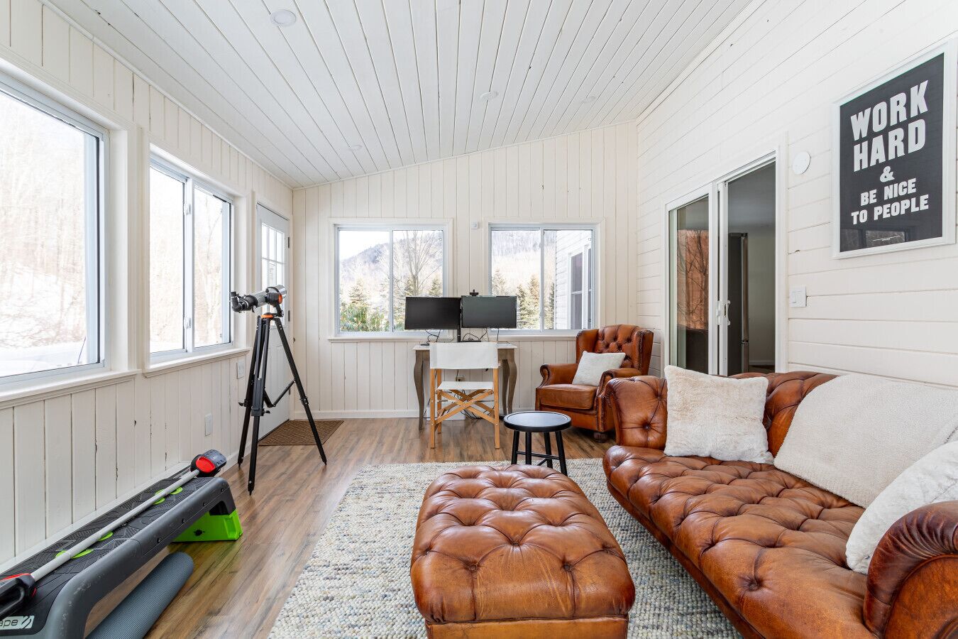 Smart TV, books, stereo, offices