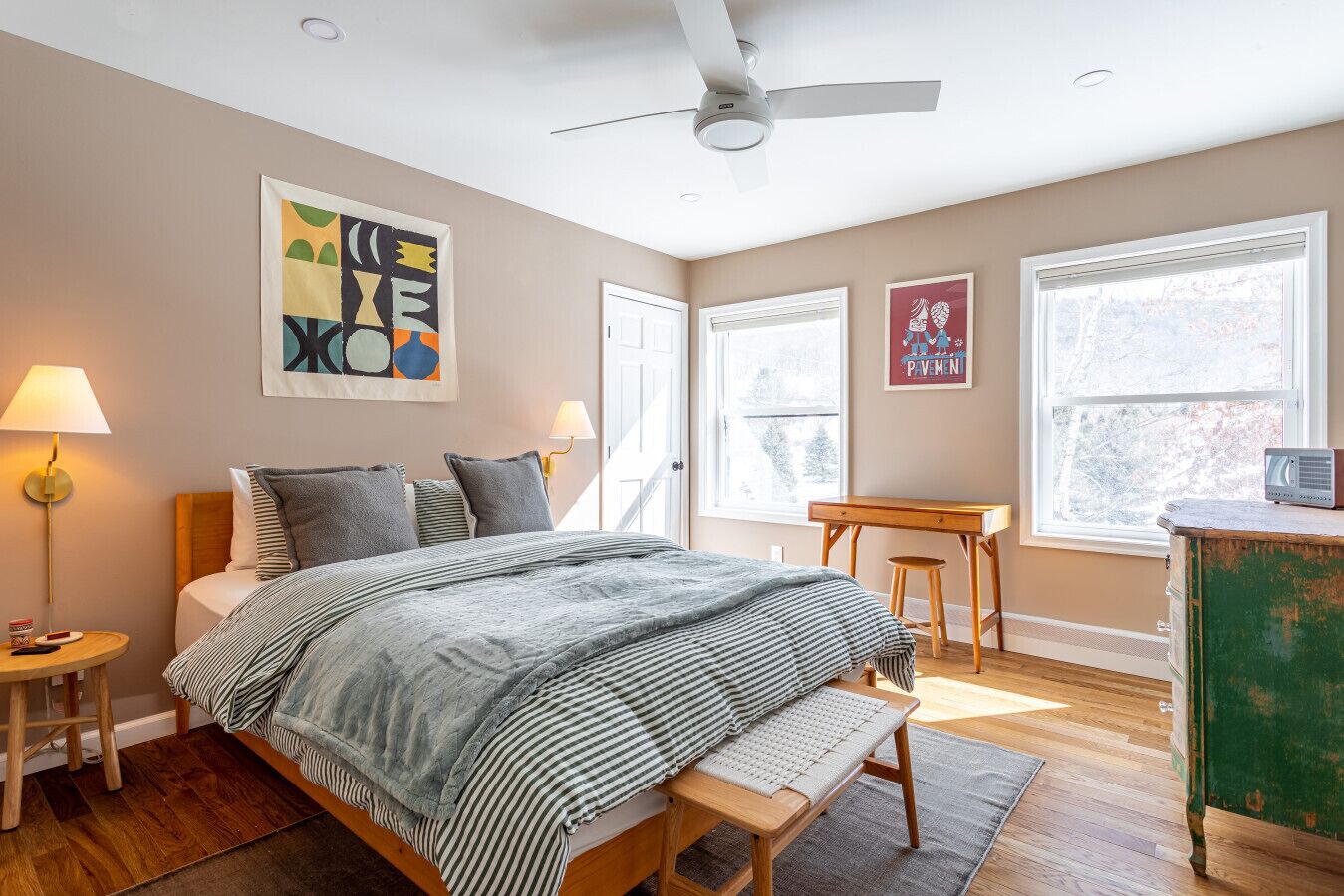 3 bedrooms, desk, iron/ironing board, travel crib