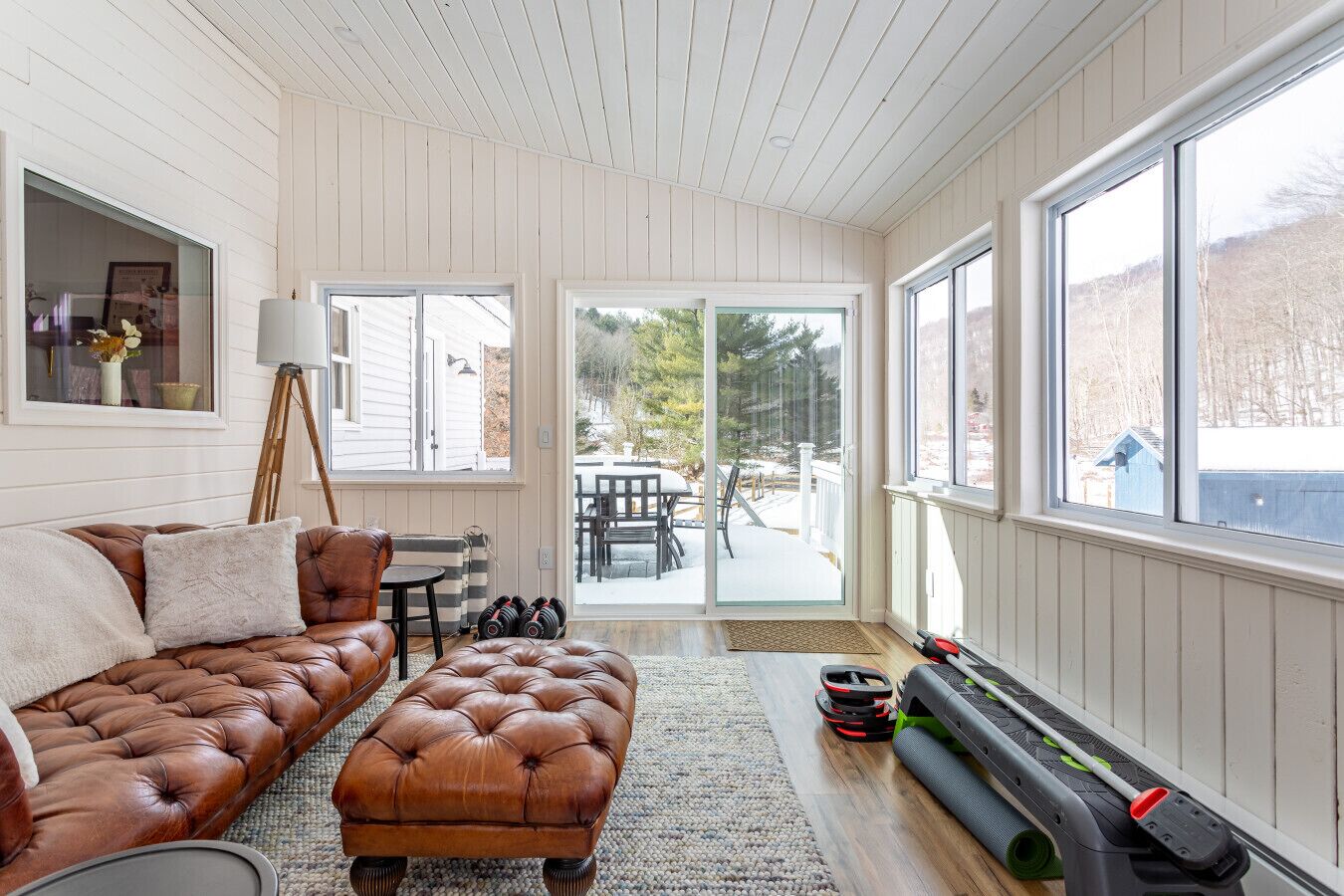 Älytelevisio, kirjoja, stereot, työhuone