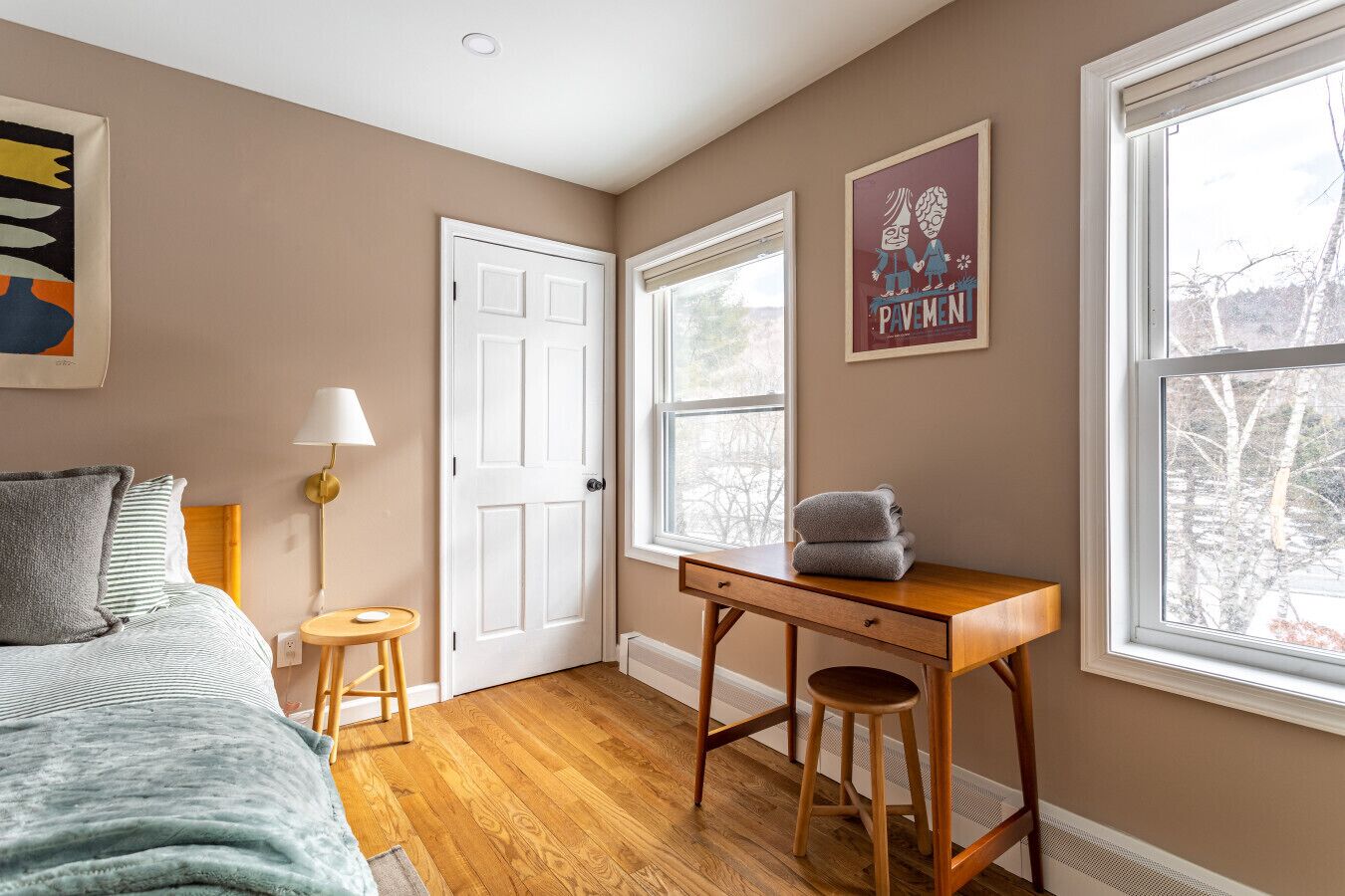 3 bedrooms, desk, iron/ironing board, travel crib