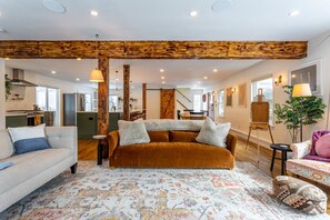 Smart-TV, bøker, stereoanlegg og kontorer