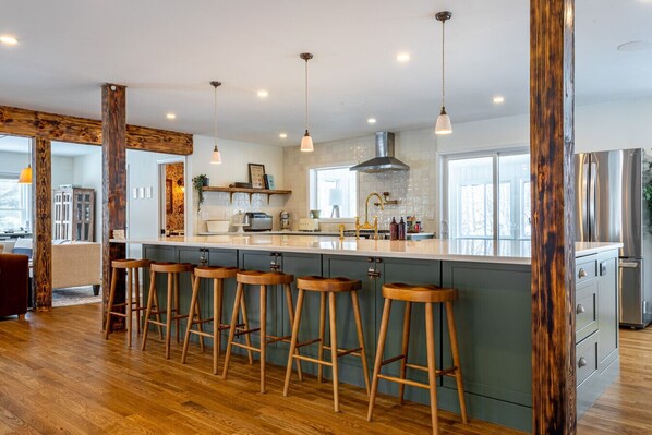 Kjøleskap, ovn, kokeplater og oppvaskmaskin