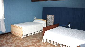 2 bedrooms, iron/ironing board, travel cot