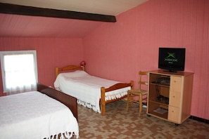 2 chambres, fer et planche à repasser, lit de bébé portatif