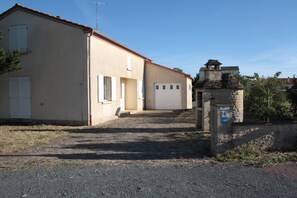 Exterior - House floor with private garden and barbecue (Dolus-d'Oléron)