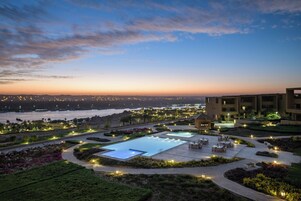 Fachada da propriedade à noite