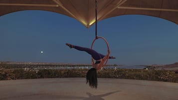 Deluxe-Doppelzimmer, 1 King-Bett, Nichtraucher, Flussblick | Allergikerbettwaren, Daunenbettdecken, Minibar, Zimmersafe