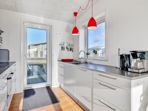 Kylskåp, mikrovågsugn, diskmaskin och grytor/köksredskap