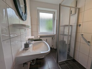Dusj, hårføner, håndklær og såpe