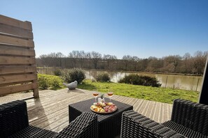 Outdoor dining - Well-being stay with breathtaking lake view*Swimming pool*Sauna*Fitness*Sea view (Sainte-Foy)