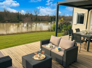 Outdoor dining - Le Refuge du Lac*Wellness & Comfort with breathtaking lake views! Near the sea (Sainte-Foy)