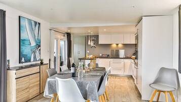 Een koelkast, een microgolfoven, een oven, een kookplaat