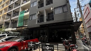 A multi-story building with balconies and air conditioning units. - Leon's Loft House (Patong)