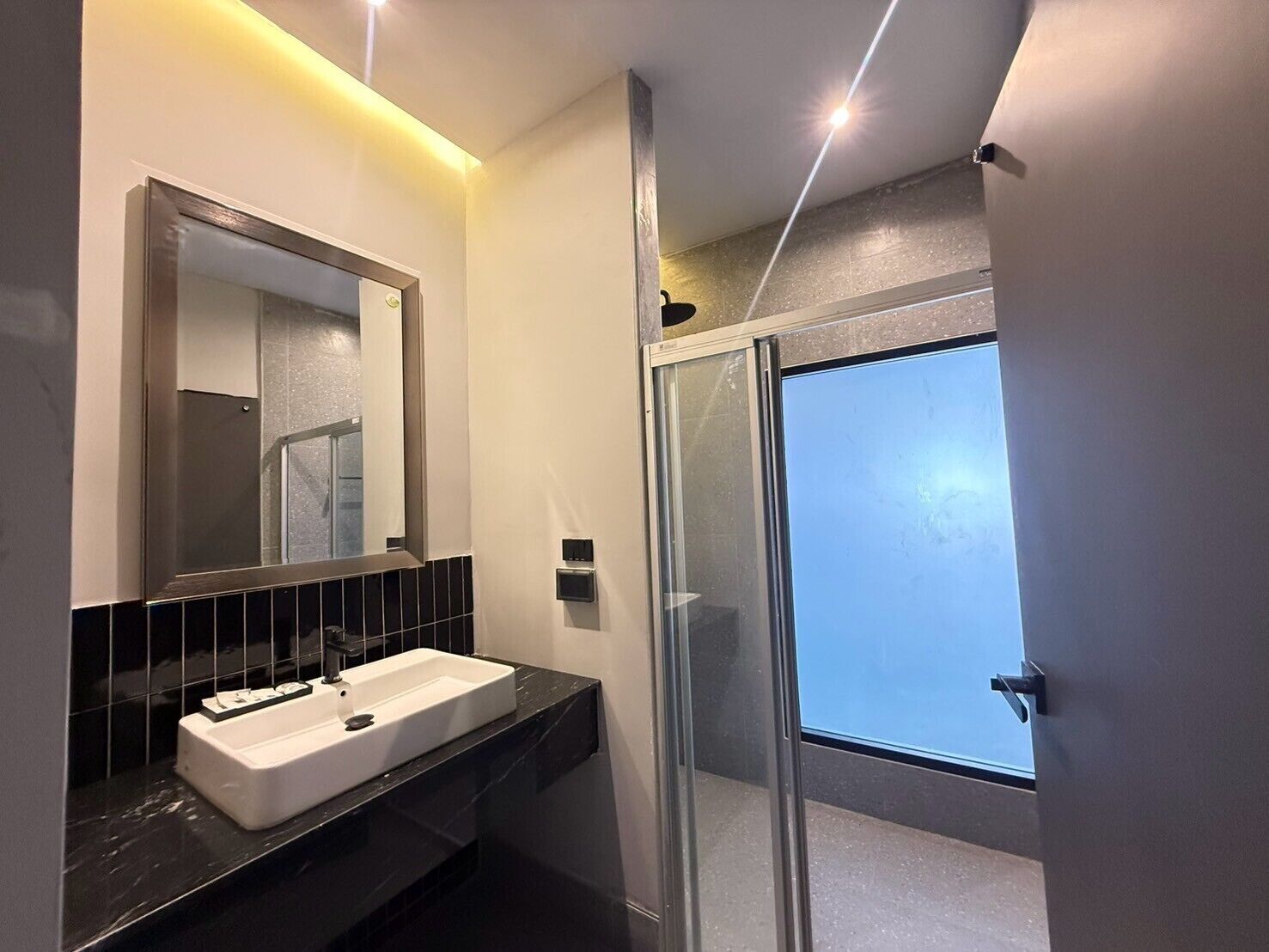Senior Room, 1 Queen Bed, Non Smoking, City View | Bathroom | Rainfall showerhead, hair dryer, slippers, towels