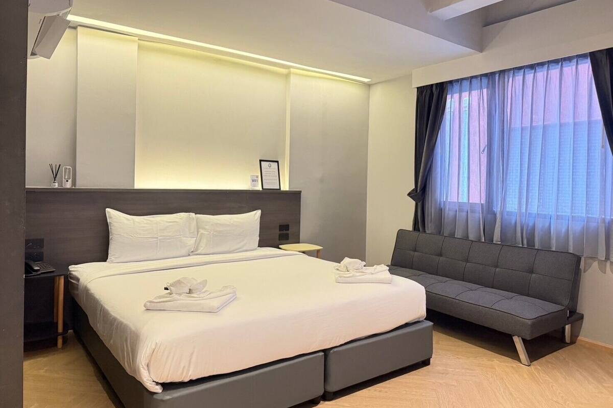 Superior Room, 1 Queen Bed, Non Smoking, City View | In-room safe, desk, laptop workspace, soundproofing