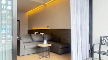 Habitación senior, 1 cama Queen size, para no fumadores, vista a la ciudad | Área de sala de estar
