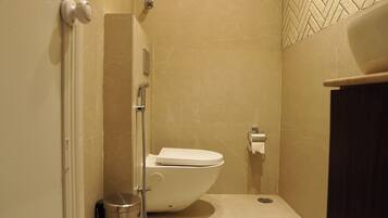 Deluxe Double Room, 1 Queen Bed, Smoking, City View | Bathroom | Towels, soap, shampoo, toilet paper