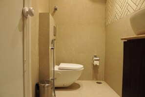 Deluxe Double Room, 1 Queen Bed, Smoking, City View | Bathroom