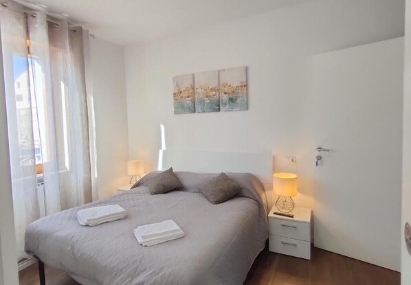 4 bedrooms, iron/ironing board, WiFi, bed sheets