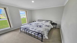 3 bedrooms, iron/ironing board, bed sheets - Cosy three bedroom home, two bathrooms and BBQ area! (Mudgee)