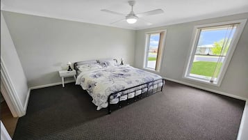 3 makuuhuonetta, silitysrauta/-lauta, vuodevaatteet