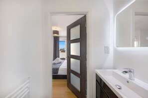 Bureau, fer et planche à repasser, Wi-Fi gratuit, draps fournis