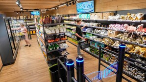 A grocery store with shelves stocked with various products, including snacks, beverages, and household items. - Luxuszelt im Serengeti Park (Hodenhagen)